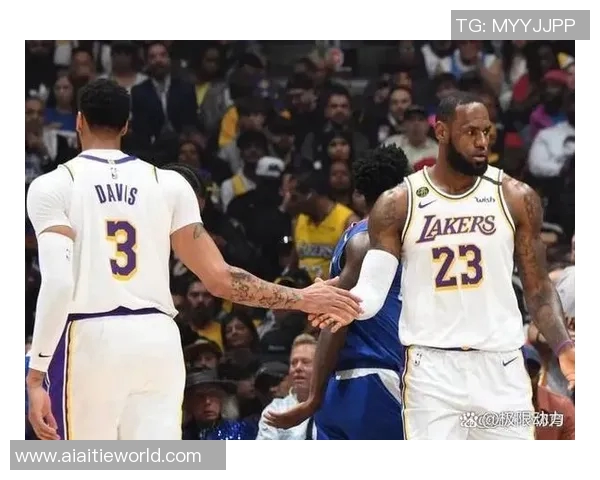 勇士与尼克斯激战正酣NBA赛场巅峰对决引发球迷热议