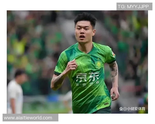 杨立瑜在比赛中精彩边路传中助攻队友展现出色技术与团队配合能力