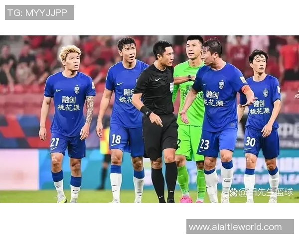 戴维森助攻助力球队逆转胜利展现卓越团队合作精神